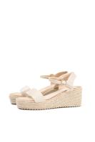 Lyla Wang sandalias doradas con cuña de esparto diseño trenzado y elegante cierre perfectas para el verano - details 15