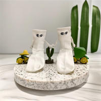 Calcetines Creativos Y Moda Con Imagen De Mano En Blanco Y Negro Talla Media Para Parejas Calcetines Magnéticos Divertidos - details 3