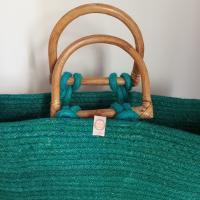 ANIMS - Bolso de fibra de yute con asa de mano en madera de caña, disponible en color verde. - details 2
