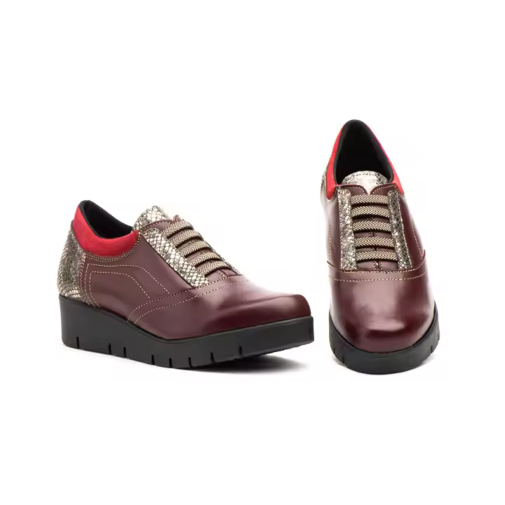 MºSS-6080 BURDEOS-NEGROHecho en España Zapatos Mujer Piel Cordones Elásticos Cuña Numeración: 35-41 Marca: JAM Renueva tu guardarropa con esta elegante propuesta de calzado en corte de piel de alta calidad. La combinación de color burdeos - 1