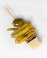 Gildas de anchoa y queso 15 unidades. Ría de Santoña: Aperitivo gourmet con anchoas del Cantábrico, queso semicurado, guindillas y aceitunas, en práctica bandeja ideal para compartir y disfrutar. - details 0