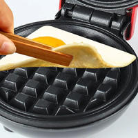 Mini Gofrera 350W, Gofrera Individual para Racion, Pequeña Waffle Maker, Maquina Plancha para hacer Gofres, Antiadherente, Mango con Toque frio, Pequeño Electrodomestico Automatico para Cocina, Celebracion Fiesta Familiar, Pasteleria, Cafeteria, Bar, Roja - details 2