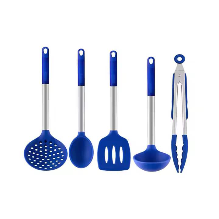 Monix Solid+ - Utensilios de cocina resistentes al calor en color azul. Espátula, rasera, cazo, cuchara, pinzas y espumadera - 1