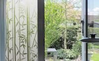 KingnetStore - Vinilo Película Lámina Cristal para Ventanas Privacidad y Protección de Rayo UV Vinilos para Cristales Vidrio Opaco, Estático Anti UV, Autoadhesivo Decorativo para Puertas Cristal Baño Cocina Oficina, Electrostático Reutilizable Bambu - details 1