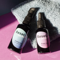 Reset Free Beauty. Poker Face SET PARA BARBAS Y PIELES SECAS, SENSIBLES Y CASTIGADAS. APORTA NUTRICIÓN, LUMINOSIDAD Y MEJORA LAS ARRUGUITAS. Grape Kelly. Aceite reparador que regenera el rostro y nutre la barba + Cactus Perry. Crema rejuvenecedora. - details 3