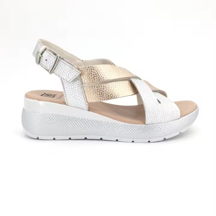 Sandalia Fluchos para mujer, mod.9316, Sandalia metalizada cierre de hebilla trasero con un poco de cuña - 1