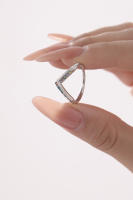 Hermoso Anillo de circón con incrustaciones en forma de V para mujer, Anillo de amor, joyería de acero de titanio, regalo de Navidad para el día de la madre anillo de acero inoxidable para mujer,resistente al agua, Simple, Micro Zirconia, línea Simple - details 3