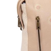 Mochila de mujer en polipiel y textil con bordados decorativos, diseño moderno y acabados artesanales, ligera y funcional para uso diario, ideal para ciudad, escapadas o viaje, disponible en colores beige, verde, rosa y más | Sara Bags - details 6