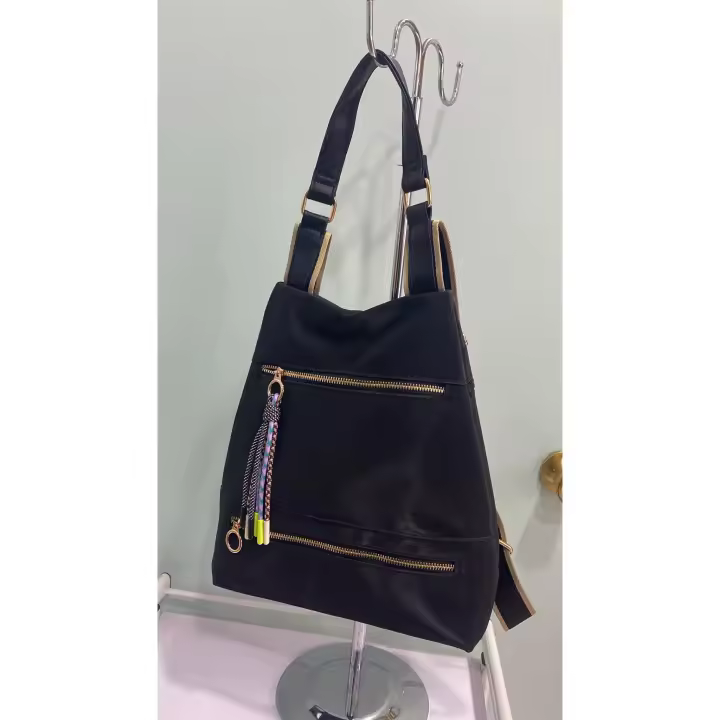 Mochila negra de uso diario para mujer con asa y correa ajustable - 1