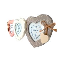 Portafotos múltiple de madera para colgar con espacio para tres fotos de 4" x 4" (9 x 9 cm) con forma de corazón en tonos pasteles - dispone de una cuerda para poder colgarlo en la pared - Regalo ideal, práctico y memorable para las personas más queridas - details 1