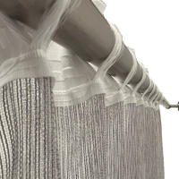 Cortina Lisboa Gris transforma tu salón, dormitorio o cocina con esta cortina translúcida de ollados. Fabricada con materiales reciclados, incluye cinta pasabarras para un ajuste perfecto. ¡Disfruta de la calidad y la belleza! Fabricado en España - details 1