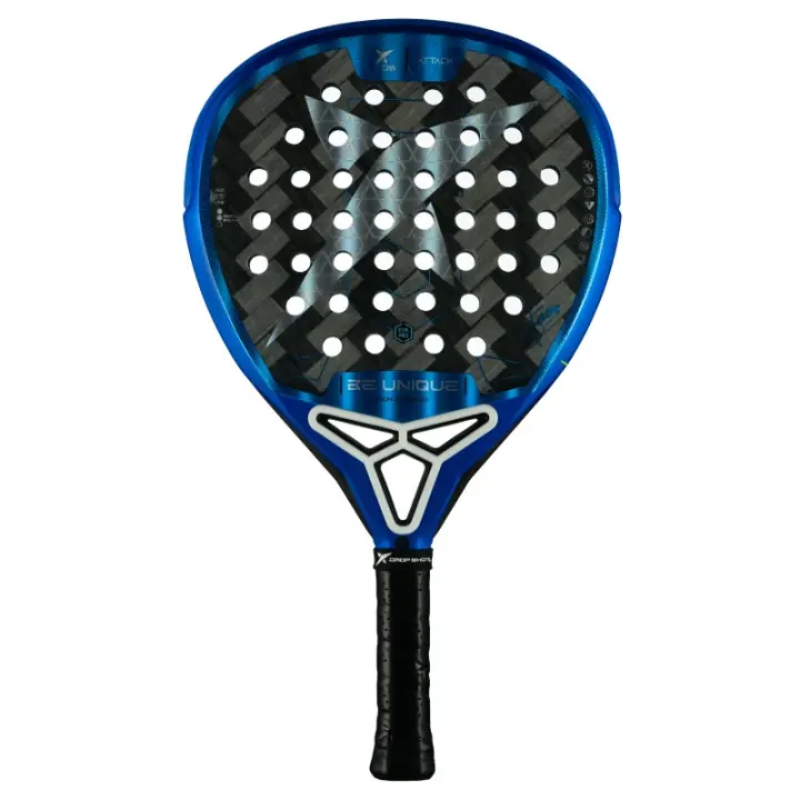 PALA DROP SHOT AXION ATTACK 1.0 2025 JON SANZ, creada con un molde en forma de lágrima y núcleo de goma EVA Pro, destacada por su excelente sensación de control. Al combinar esta goma con una alta velocidad de la pelota, se logra incrementar la potencia. - 1