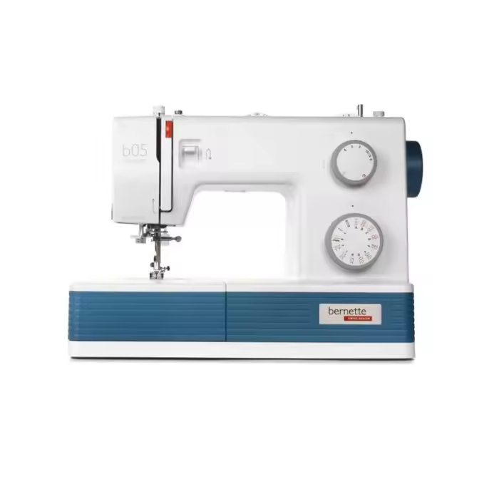 Máquina de Coser Bernette B05 Academy - 30 Puntadas, Velocidad hasta 1.100 PPM, 12 Pies Incluidos y Mesa de Extensión - 1
