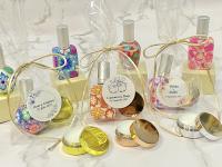 bálsamo de labios aroma vainilla y atomizador de cristal en bolsa de regalo con lazo y pegatina personalizada de boda regalos originales para invitados de boda personalizados detalles para invitadas de boda - details 3