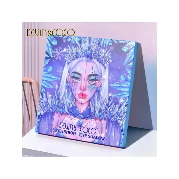 Kevin & Coco - Paleta de maquillaje "Ice Queen" de KEVIN & COCO – 50 sombras de ojos – Tonos fríos, vibrantes y glitter – Fórmula profesional con alta pigmentación – Diseño original con pincel paña - 1