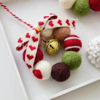 Mini Coronilla De Navidad Hecha a Mano Con Bolitas De Lana Y Campana Decoración Para Niñas Corazón De Navidad - details 3