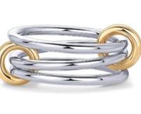 Anillo de eslabones entrelazados en oro bañado, con circonitas y múltiples elementos bicolor - details 13
