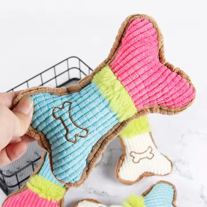 Juguete De Masticar Para Mascotas Gato Y Perro Resistente a Mordidas Con Ruido De Dientes Plush Sabor a Maíz Y Hueso Tamaño 1PC - 1