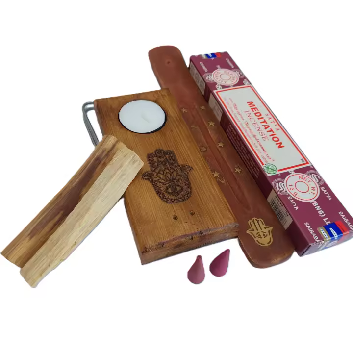 KIT COMPLETO DE MEDITACIÓN COMPUESTA POR QUEMADOR ARTESANAL, SOPORTE PARA INCIENSO, 2 PALO SANTO, CAJA DE INCIENSO Y 10 CONOS DE INCIENSOS - 1