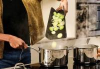 Joseph Joseph Tabla de cortar plegable negra Chop2Pot ™   Además, multifuncional, base antideslizante. - details 1