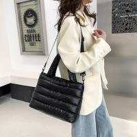 Bolso De Hombro De Nylon Puffer Para Mujer Invierno Bolso De Mano Chic Cuadrado Suave Cierre De Cremallera Estilo Versátil - details 2