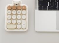 18-key USB wireless numeric keyboard, suitable for office girls, high appearance, mini cute leather case, small numeric keyboard, detachable numeric keyboard keys - details 1