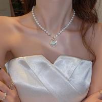 Collar con colgante de corazón de perla para mujer, gargantilla con forma de corazón, delicado collar de perlas blancas Y2k con cadena de perlas, joyería de perlas - details 3