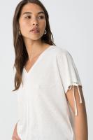 Camiseta Pepita blanca de tiffosi. Camiseta muy fresca y fluida en color blanco, las mangas tienen lazos reguladores. Fondo de armario imprescindible para esta temporada - details 5