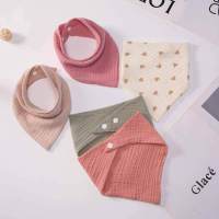 Juego de 5 piezas de babero de gasa triangular para bebé para otoño e invierno - details 0