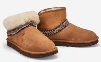 UGG | Botines UGG Classic Mini Crescent para Mujer – Botines Australianos en Color Chesnut – Australianas Planas – Botines sin Cierre – Con Borreguito – Perfecto para Invierno – Tendencia – Moda – Fashion - details 0