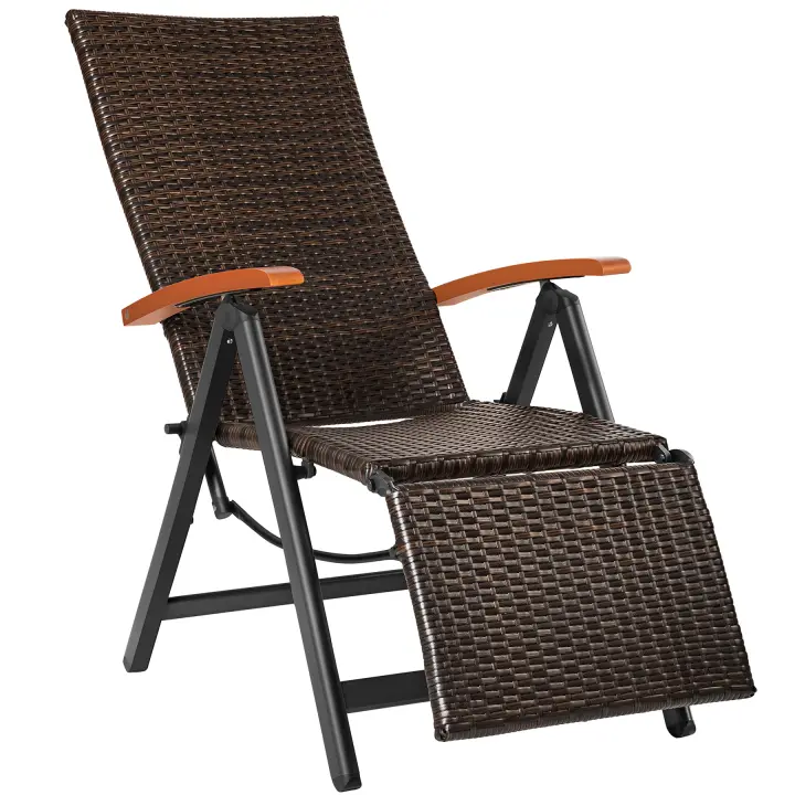 Tectake - Silla de ratán Brisbane plegable con estructura de aluminio y reposapiés  Silla de jardín plegable con reposabrazos de madera  Respaldo ajustable en seis posiciones y reposapiés  Fino trenzado de ratán sintético con protección UVA - 1