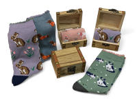 Calcetines de mujer estampados en cofre de madera de regalo - 3 Pares surtidos en baúl de madera para regalos originales en cumpleaños, amigo invisible, Navidad y aniversarios. - details 6