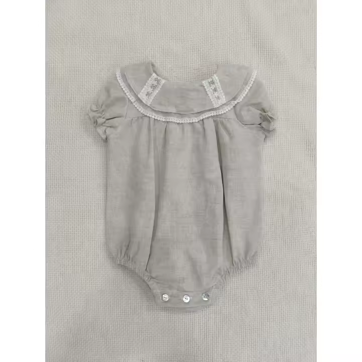 Pelele unisex Babidu en color beige con cuello redondo y puntilla en blanco - Ideal para ocasiones especiales y uso diario - Talla 3-18 meses - 1