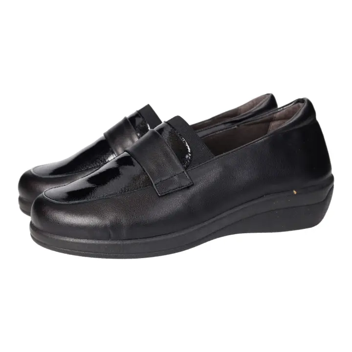 Zapatos Mocasín marca DOCTOR CUTILLAS para señora en color negro. Mocasines de piel para señora, en color negro, con piso de goma antideslizante y sin cierres, hechas en España por Doctor Cutillas - 1