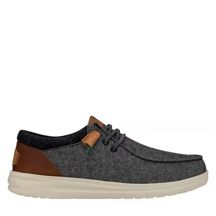 Cómoda  Modelo hombre WALLY GRIP WOOL CHARCOAL de HEY DUDE con cordones elásticos. Suave tejido gris con talonera marrón de piel. Plantilla ergonómica extraíble. Altura 2,5 CM Referencia - 1