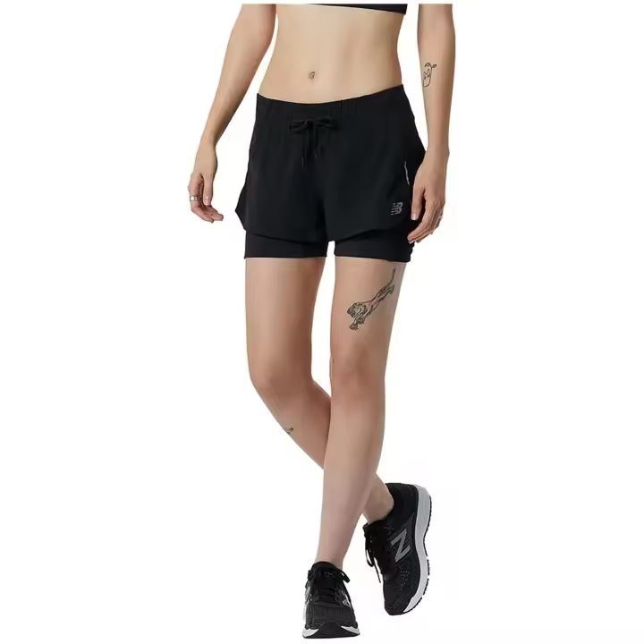 Pantalon Corto New Balance Impact Run 2In1 para mujer en color negro - 1