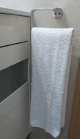 Toalla de baño (pack de 6 unidades) Toalla de lavabo o aseo 50x100 blanco  450 gr/m2  100% algodon, tacto suave, absorvente y de secado rápido, para hoteles, residencias, piscinas, viajes - details 1