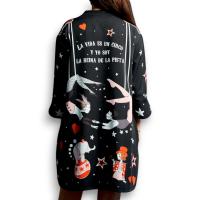Vestido Reina de la Pista de Anabel Lee. Corte oversize, escote de pico, cuello mao, manga francesa, estampado circo. - details 3