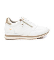 XTI 142237 Deportiva mujer fabricada en material imitación piel de gran calidad con grabado lateral, color blanco, cierre mediante cordones y cremallera para facilitar su ajuste, suela de goma antideslizante. - details 0