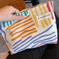 Bolso De Maquillaje Para Mujer En Terciopelo Estampado De Rayas Clásicas Organizador De Belleza De Viaje Estuche De Cosméticos Unisex - details 4
