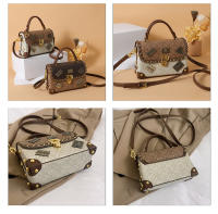 Bolso De Hombro Para Mujer Estilo Retro Con Decoración De Insignia De Oso Exquisito Bolso Cruzado De PU Suave Con Lining De Poliéster - details 29