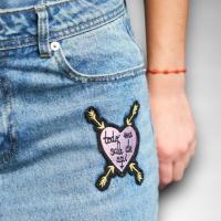 Falda Denim Anabel Lee Mujer | Midi Tiro Medio Recta Lentejuelas Parches | Edición Limitada "Todo Me Sale de Aquí" - details 7