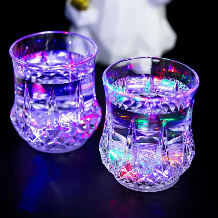 Vasos con luz LED, vasos de cristal para beber, vasos de acrílico para whisky, vasos de inducción de agua que cambian de color (paquete de 2) - 1