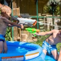 Pistola de agua eléctrica para niños y adultos,  de larga distancia, automática con luces y efectos de sonido, alcance de hasta 8-10 m, con dos baterías gran capacidad de agua de 930 ml. Recarga eléctrica en Agua por absorción - details 5