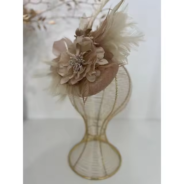 Tocado rosa nude con plumas y flores beige y nude - 1