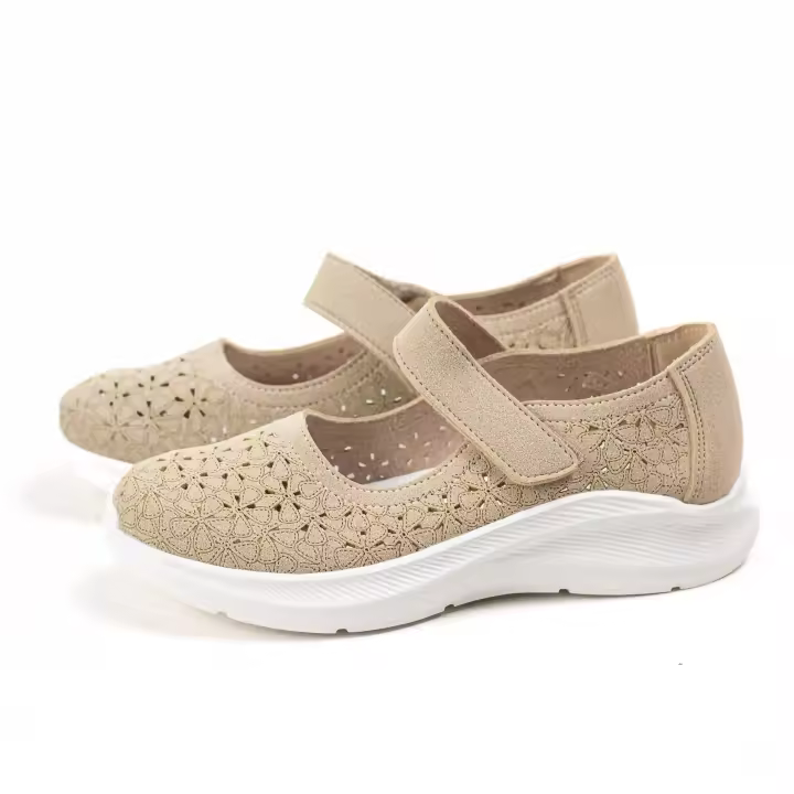 Zapatillas tipo Mary Jane para mujer con diseño calado y suela ergonómica de goma, fabricadas en material transpirable y con práctico cierre de velcro ideales para combinar con atuendos casuales Lyla Wang - 1