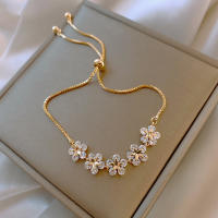 Pulsera De Moda Para Mujeres Con Diamantes Ajustable En Color Oro Con Encanto De Estrella Y Flor Joyería De Boda - details 2