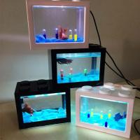 Acuario Pequeño Con Lámpara LED Iluminada En Forma De Pez Miniatura Con Paisaje Marino Y Algas Juguete De Plástico Para Decoración De Escritorio Tamaño 12x8x9.5cm Colores Rojo Negro Blanco - details 3