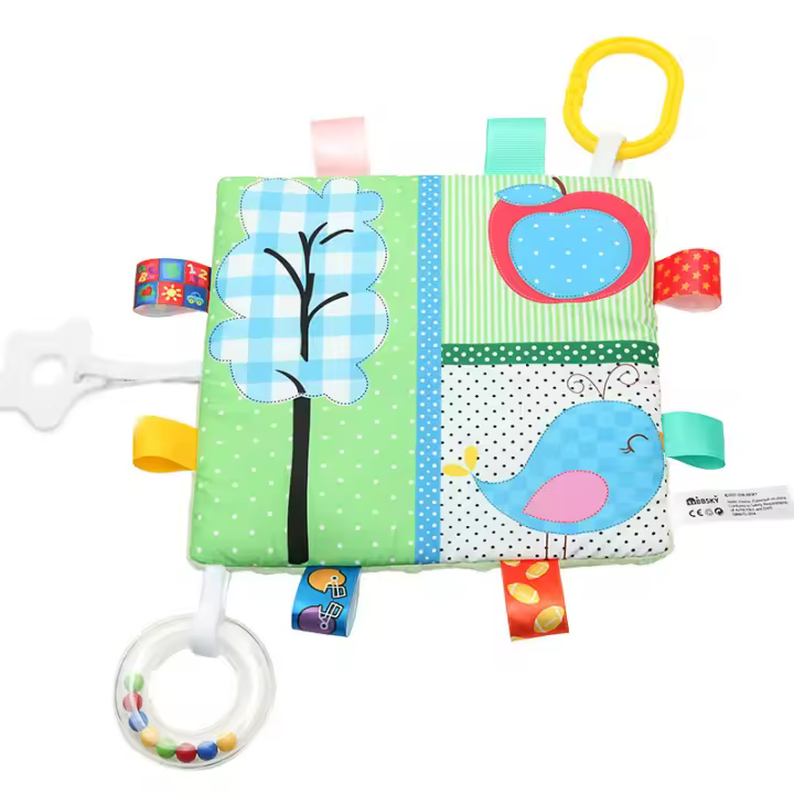 Bonita toalla relajante con etiqueta multiusos de colores con sonajero, cinta de dentición de papel, sonajero, anillo, suministros calmantes para bebés, juguetes - 1