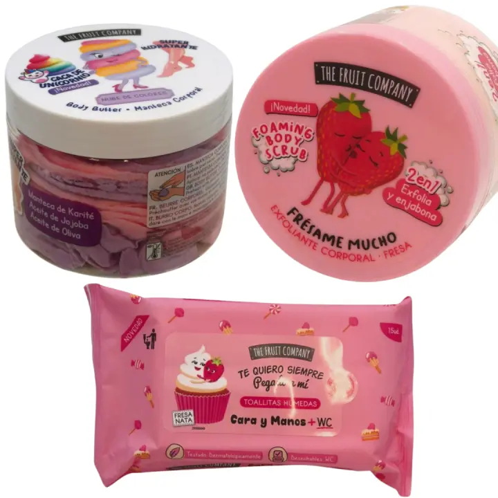 The Fruit Company Pack – Exfoliante Corporal, Manteca Corporal y Toallitas Húmedas con Aroma a Fresa y Nata. Dale Dulzura y Cuidado a tu Piel con la Manteca Corporal Nube de Colores, Enriquecida con Manteca de Karité, Aceite de Jojoba y Aceite de Oliva - 1
